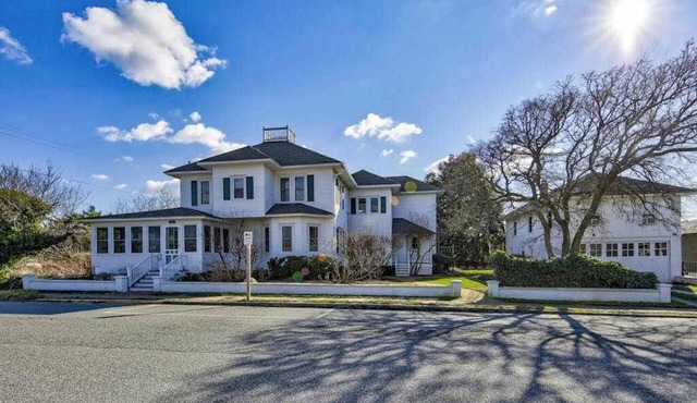 Classic 1920s oceanfront home & cottage with AC, bikes, grill - walk to beach in Rehoboth Beach