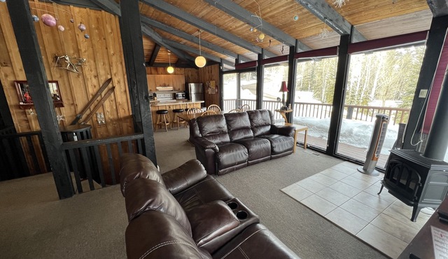Classic Chalet on free shuttle route-fireplace, hot tub and sauna. 5 Bedrooms in Snowmass Village