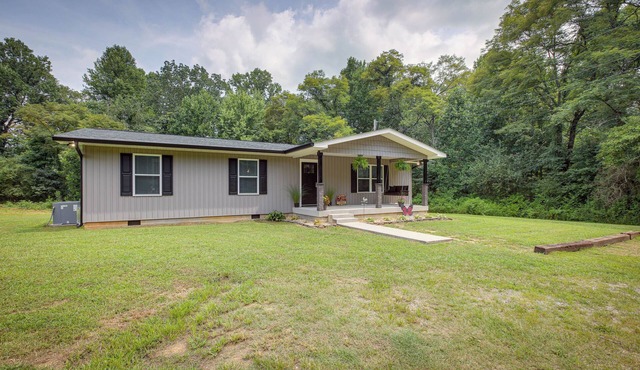Close to Nickajack Lake! Serene Retreat w/Hot Tub in Bryant