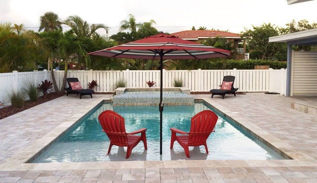 Coastal Charm Meets Cottage Chic! Sparkling Pool/Spa *4 Doors To The Beach* in Holmes Beach