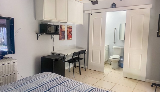Comfortable studio near Las Olas Beach and Lauderdale by the Sea Beach in Oakland Park