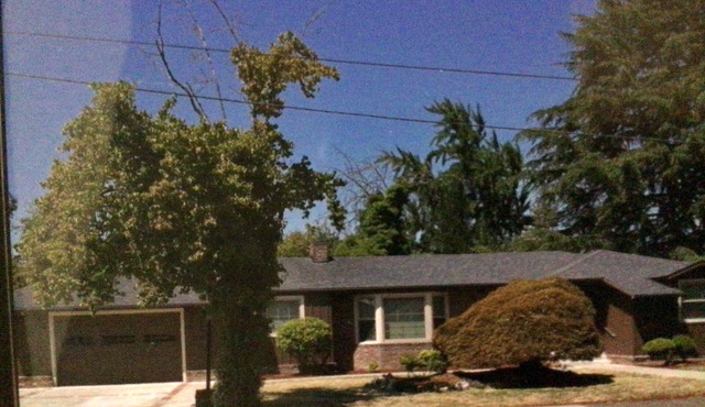 Comfy home in nice neighborhood. Short walk to shops, wine, breweries and food in Roseburg
