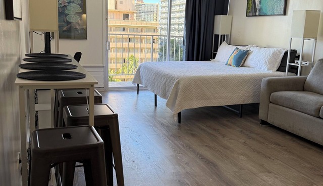 Comfy studio, King bed, kitchen & parking included with stay in Honolulu