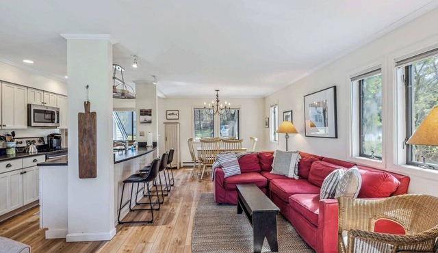 Condo with Fireplace, Lakeland Village, Pet-Friendly in Quechee