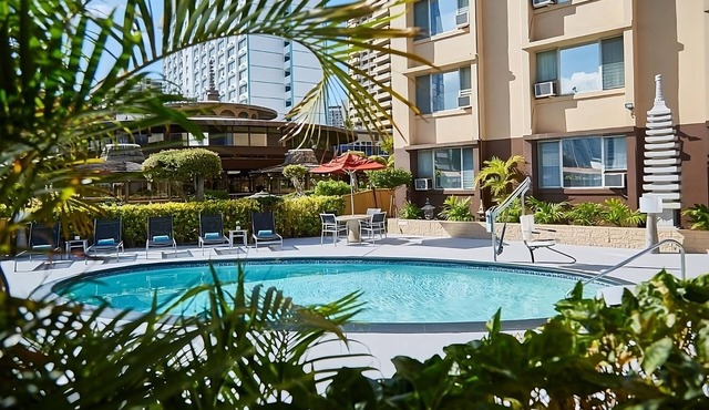 Convenient Stay in Hawaii! Onsite Pool, Pets Allowed, Close to Ala Wai Promenade in Honolulu
