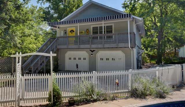 Conveniently located charming carriage house in historic neighborhood. in Ozark