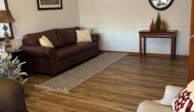 Cozy 1-bedroom farmhouse in adorable Carrollton. Easily accessible in Carrollton