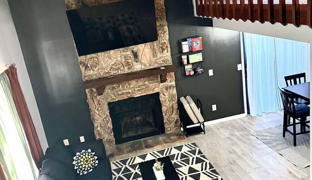 Cozy 2-bedroom condo with fireplace, WiFi, AC in charming Fairborn in Fairborn