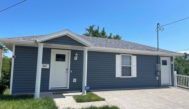 Cozy 2 - bedroom Little Blue House On The Hill in enjoyable Jefferson City in Jefferson City