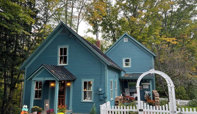 Cozy 3-bedroom lake cottage w/Harry Potter dorm near Woodstock in Bethel