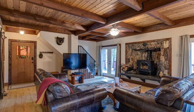 Cozy 4 bedroom Cabin with Hot Tub & EV charger in Blue Lake Springs in Arnold