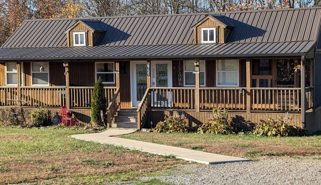 Cozy Cabin on 80 acres in The Ozarks, very unique! in West Plains