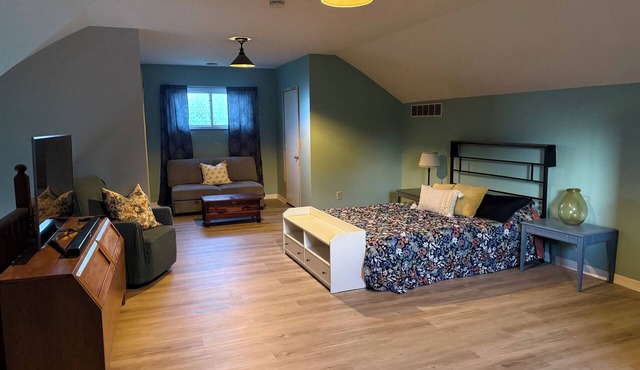 Cozy Cottage on New London in Hamilton