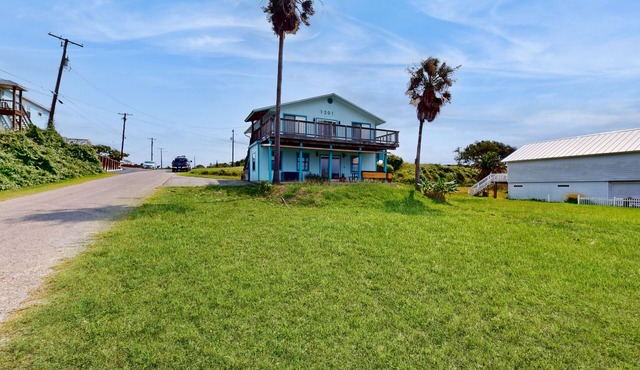 Cozy duplex with beach access, bikes, patio with bay views in Ingleside