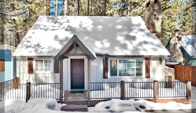 Cozy infant/pet friendly Tahoe cabin, 30 day min in South Lake Tahoe