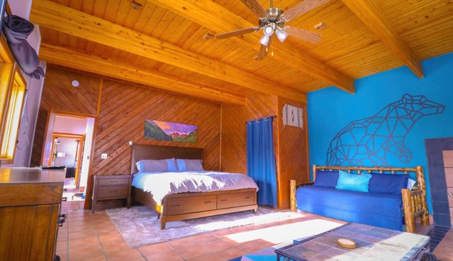 Cozy Lodge located in the heart of CB south. Near restaurants and bus in Crested Butte