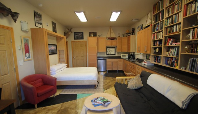 Cozy Studio apartment with a Courtyard in North Pole