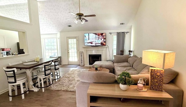 Cozy Sugarloaf 3/2 Ranch Home Fenced Yard, Tesla charger, Quiet, close to Hwy in Lawrenceville
