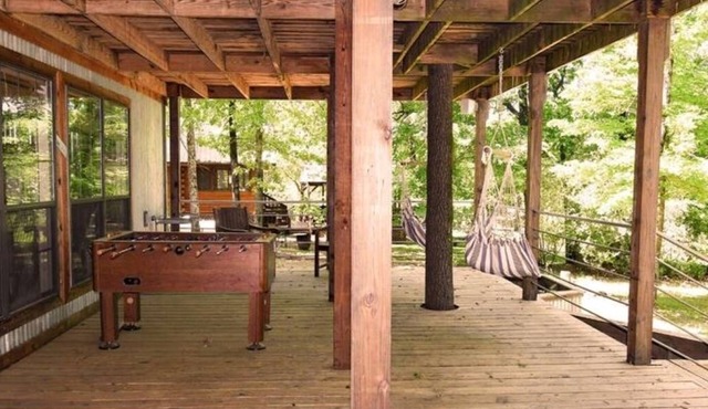 Cozy Treehouse Retreat-1 Bedroom and a loft. Your get away among the trees. in Vian