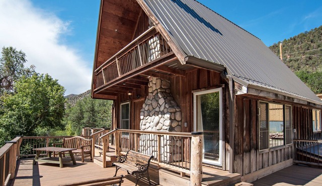 Creekside cabin near Glenwood with outdoor kitchen in New Castle