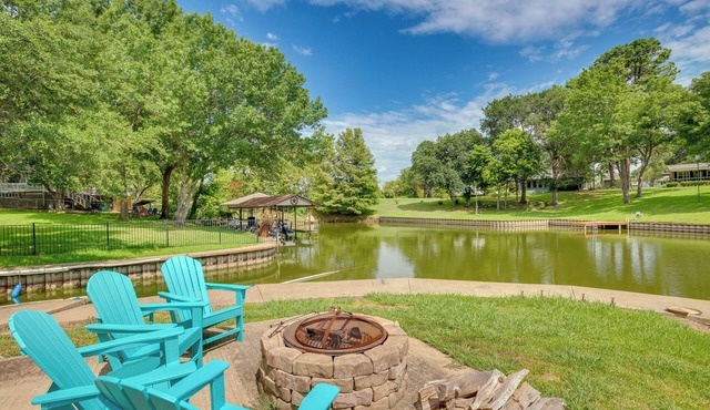 Deck, Grill & Fire Pit: Waterfront Texas Retreat in Tool