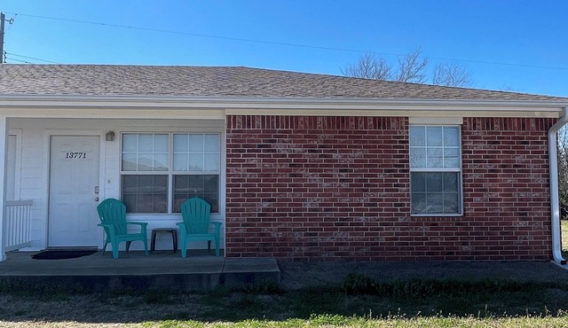 Delightful and Clean- 2 Bedroom Duplex in Ada