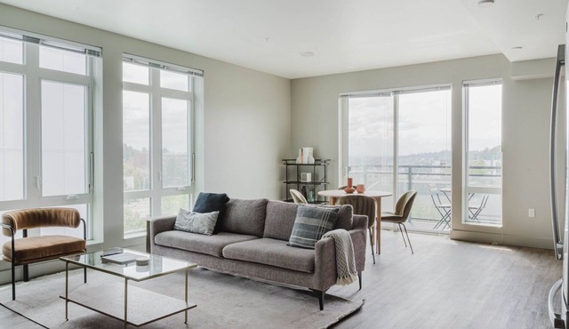 Deluxe First Hill 2BR w/Gym, BBQ & Rooftop Lounge, by Blueground in Seattle