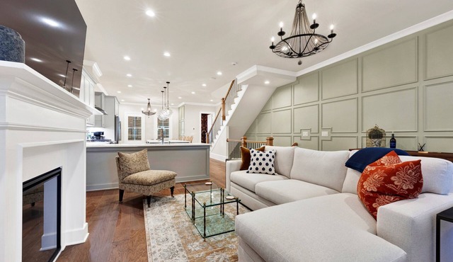 Designer Eastern Wharf Townhouse | Monkey Bath | Walk Everywhere in Savannah