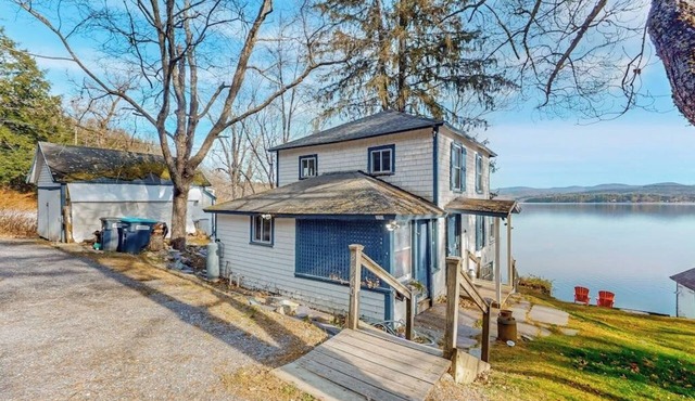 Dog-friendly cabin on the water with a sunroom, firepit, & full kitchen in Castleton