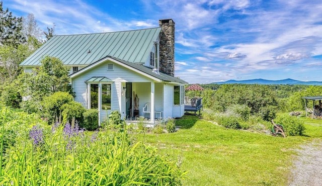 Dog-friendly house with picturesque mountain view & near skiing - close to Okemo in Mount Holly