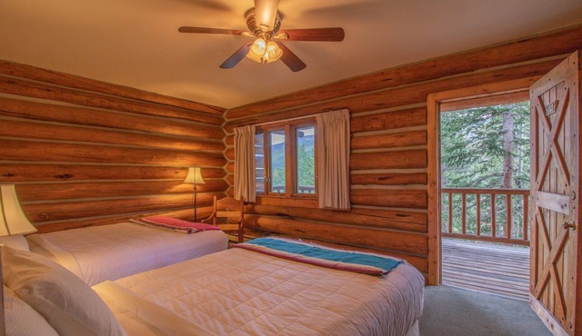 Double Queen Room - Twin Sisters View in Estes Park