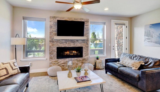 Downtown WP Villa 105 I Private Hot Tub I Great Views I Bunk Room I Discounted Attractions in Fraser