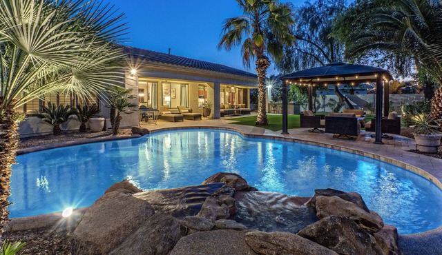 Dream Come True: Pvt Htd POOLw/Waterfall, Covered Patio, Gas Grill & Fire Pit in Gilbert