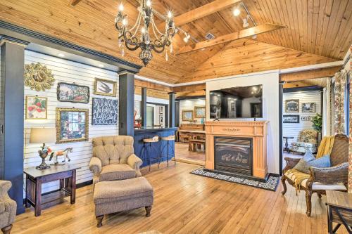 Eclectic 'Osage Cottage' in Historic District in Eureka Springs
