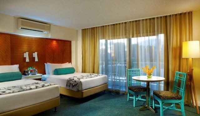 Enjoy Complimentary Breakfast | 3 Relaxing Rooms | Outdoor Pool in Honolulu