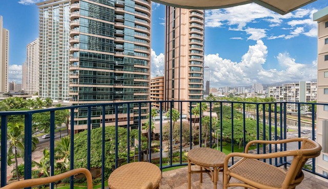 Entire 2 Bedroom Condo, King Bed, FREE Parking, Sleeps 6, Walk to Waikiki Beach