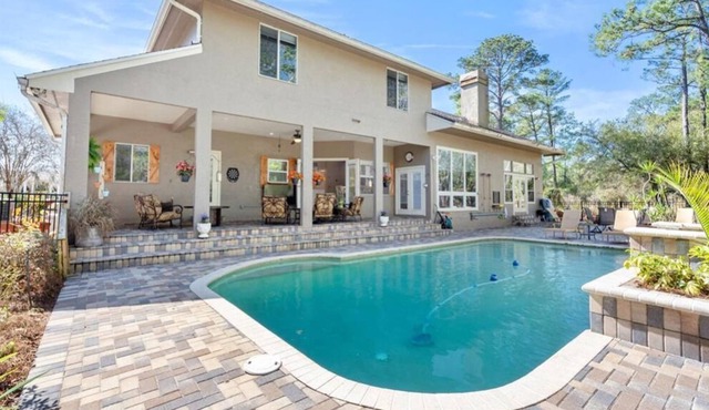 Family-friendly estate in quiet Orlando neighborhood - pool, patio, space! in Longwood