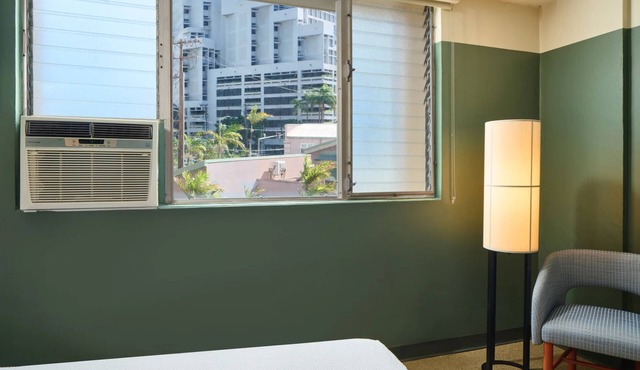 Family Retreat! 3 Great Units with Onsite Pool, Near Great Lawn