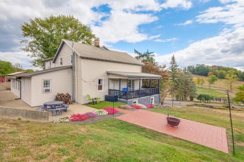 ‘Farmyard Stays’ Dundee Home w/Scenic Views! in Dundee