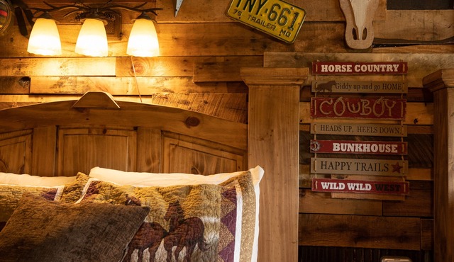 Flat Creek Lodge in Cape Fair