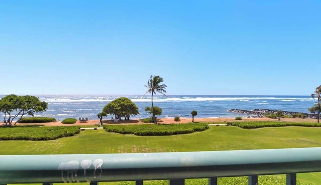 G301 - Extra Large Ocean View Corner Suite in Kapaa, Steps to Beach, AC, Pool!