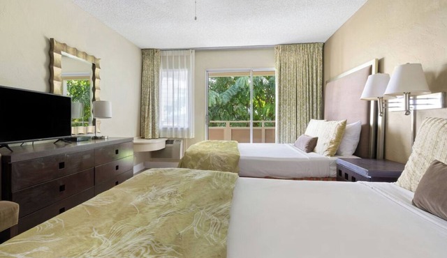 Garden Island Escape! Perfect Vacation | Onsite Pool + Hot Tub + Free Parking