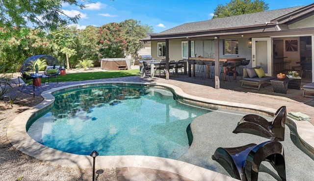 Glamorous Renovated Desert Oasis, Heated Pool, Tub in Scottsdale