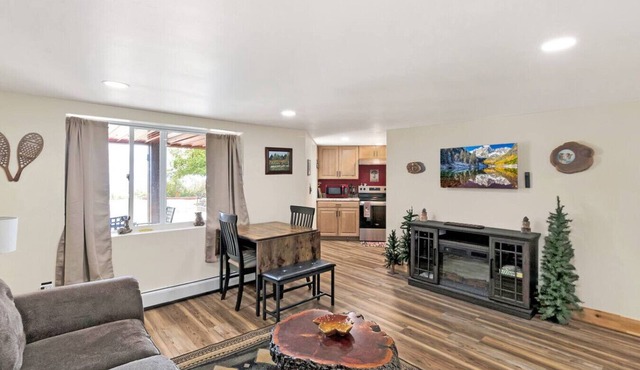 Grand Mesa Retreat with Hot Tub and Mountain View in Cedaredge