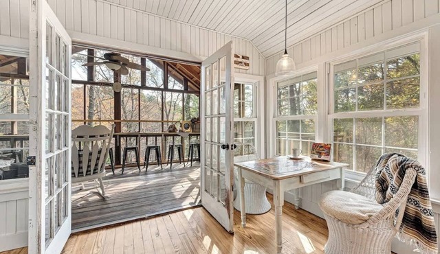 Gwen's Nest- a unique luxury, family cottage in the woods! in Siloam Springs