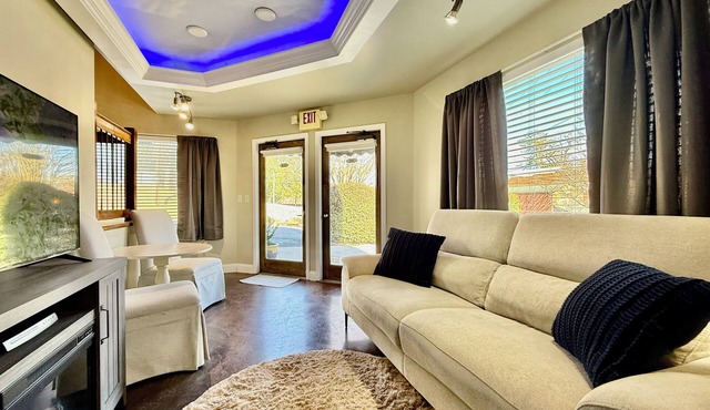 Haven at Hazel - the Residence. A unique stay overlooking the Demorest Square. in Demorest