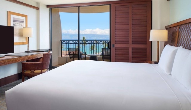 Hawaiian Dream Vacation! Beachfront Setting, Outdoor Pool, Parking