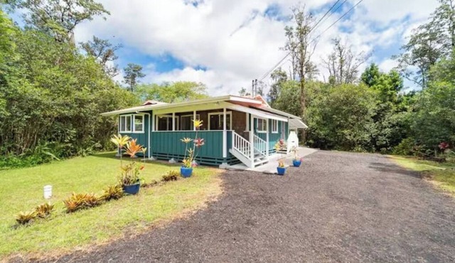 Hawaiian Forest Retreat - King Suites with Hot Tub and AC in Keaau