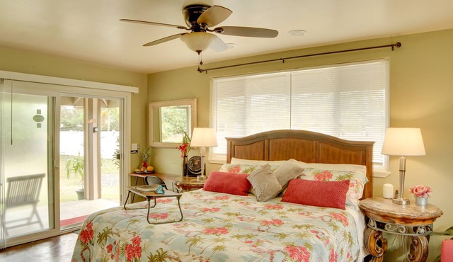Hawaiian Paradise Park Retreat w/ Soaking Tub