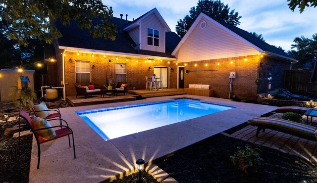 Heated Pool opens March 6 - Sleeps 12, Near UofA, in Springdale